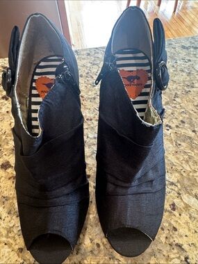 Rocket Dog Black Peep-Toe Ruched Heels with Side Button Size 9